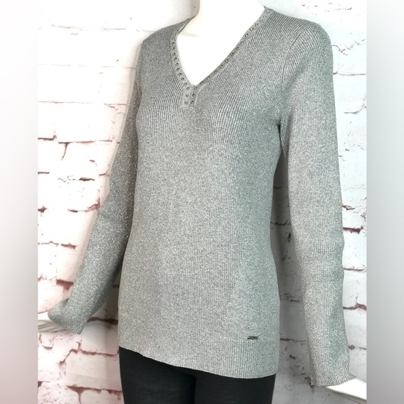 DKNY Sweaters - DKNY M Sparkly silver metallic thread grey ribbed V-neck knit top Size Medium